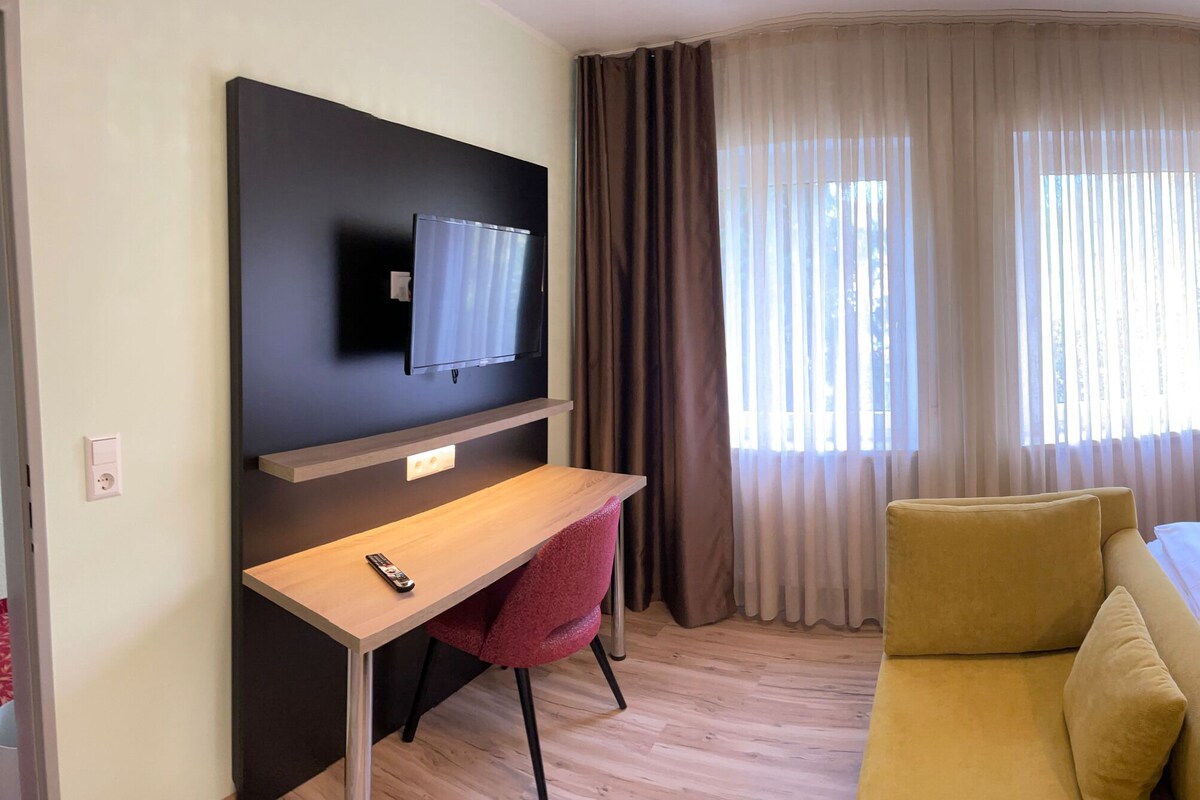 Escritorio, sistema de insonorización, wifi gratis y ropa de cama 