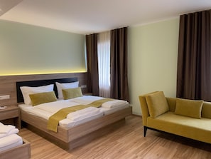 Classic-Dreibettzimmer, 1 Schlafzimmer, Nichtraucher | Schreibtisch, schallisolierte Zimmer, kostenloses WLAN, Bettwäsche