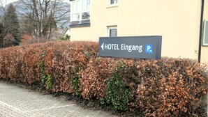 A sign for HOTEL Eingang with a parking symbol, indicating a parking area nearby. - Hotel zur Flüh, Self Check-in (Bad Saeckingen)