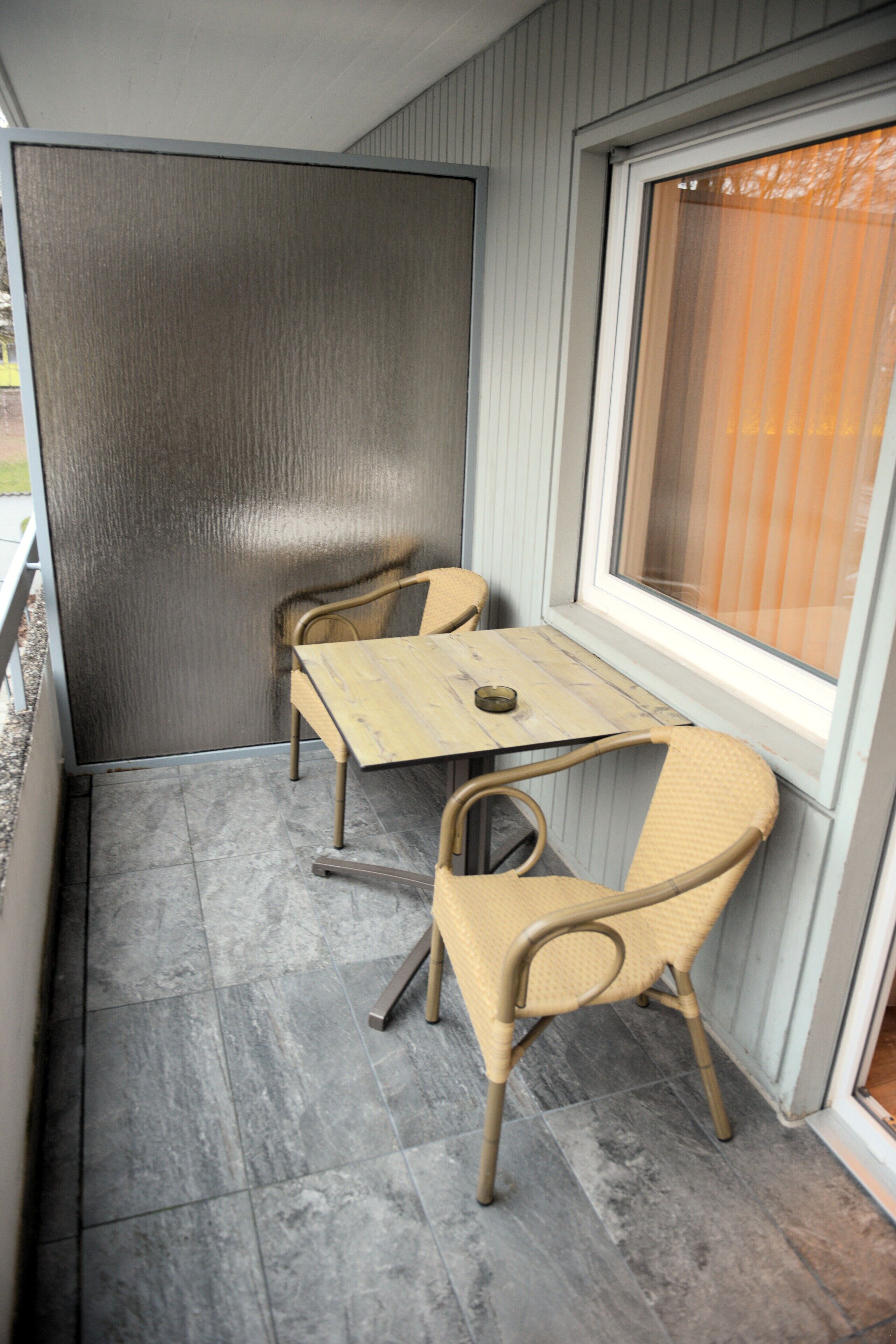 Desk, soundproofing, free WiFi, bed sheets