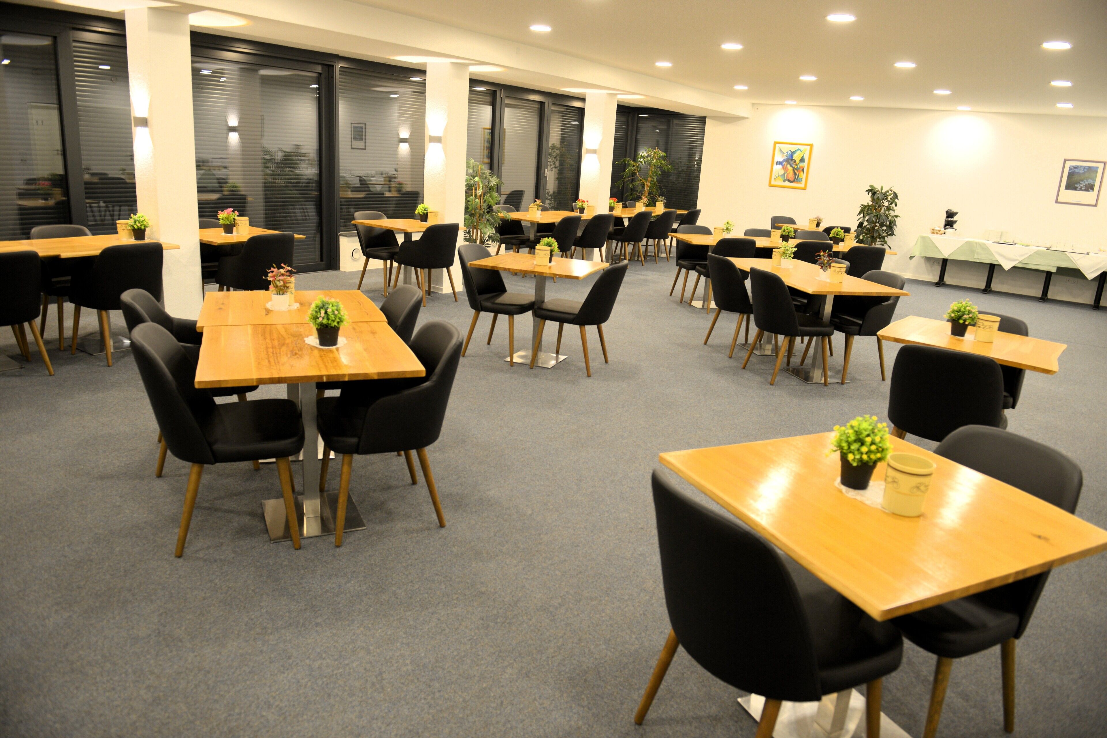 Tägliches Frühstücksbuffet (15 EUR pro Person)