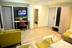 Classic-Dreibettzimmer, 1 Schlafzimmer, Nichtraucher | Schreibtisch, schallisolierte Zimmer, kostenloses WLAN, Bettwäsche