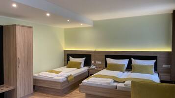 Escritorio, sistema de insonorización, wifi gratis y ropa de cama