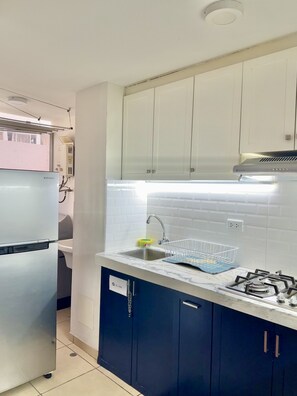 Frigorifero, microonde, bollitore elettrico, pentole/stoviglie/utensili