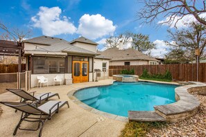 Utendørsbasseng og et oppvarmet basseng