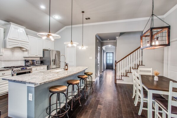 Kjøleskap, mikrobølgeovn, ovn og kokeplater