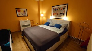 Decoración personalizada, muebles diferentes y cortinas blackout 