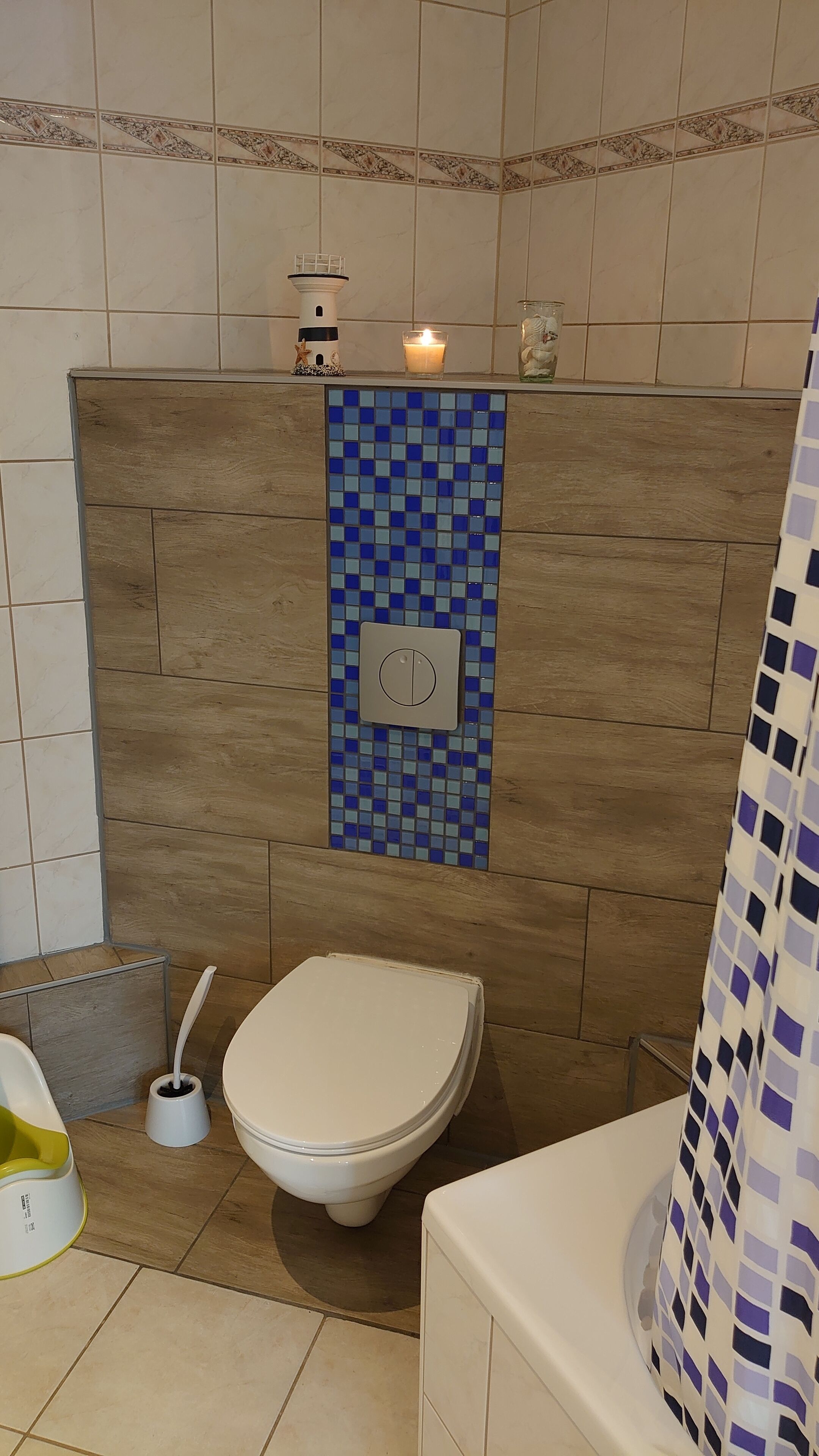 Une salle de bain comprenant des toilettes, un bidet et une baignoire.