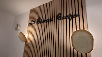 A wooden wall with vertical slats and a sign that reads "Alte Bäckerei Carlsen".
