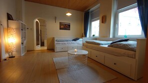 Apartamento sénior | Zona de estar | Televisión LED de 40 pulgadas con canales digitales, una televisión