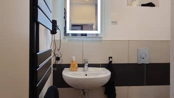 Business-Apartment | Badezimmer | Haartrockner, Handtücher