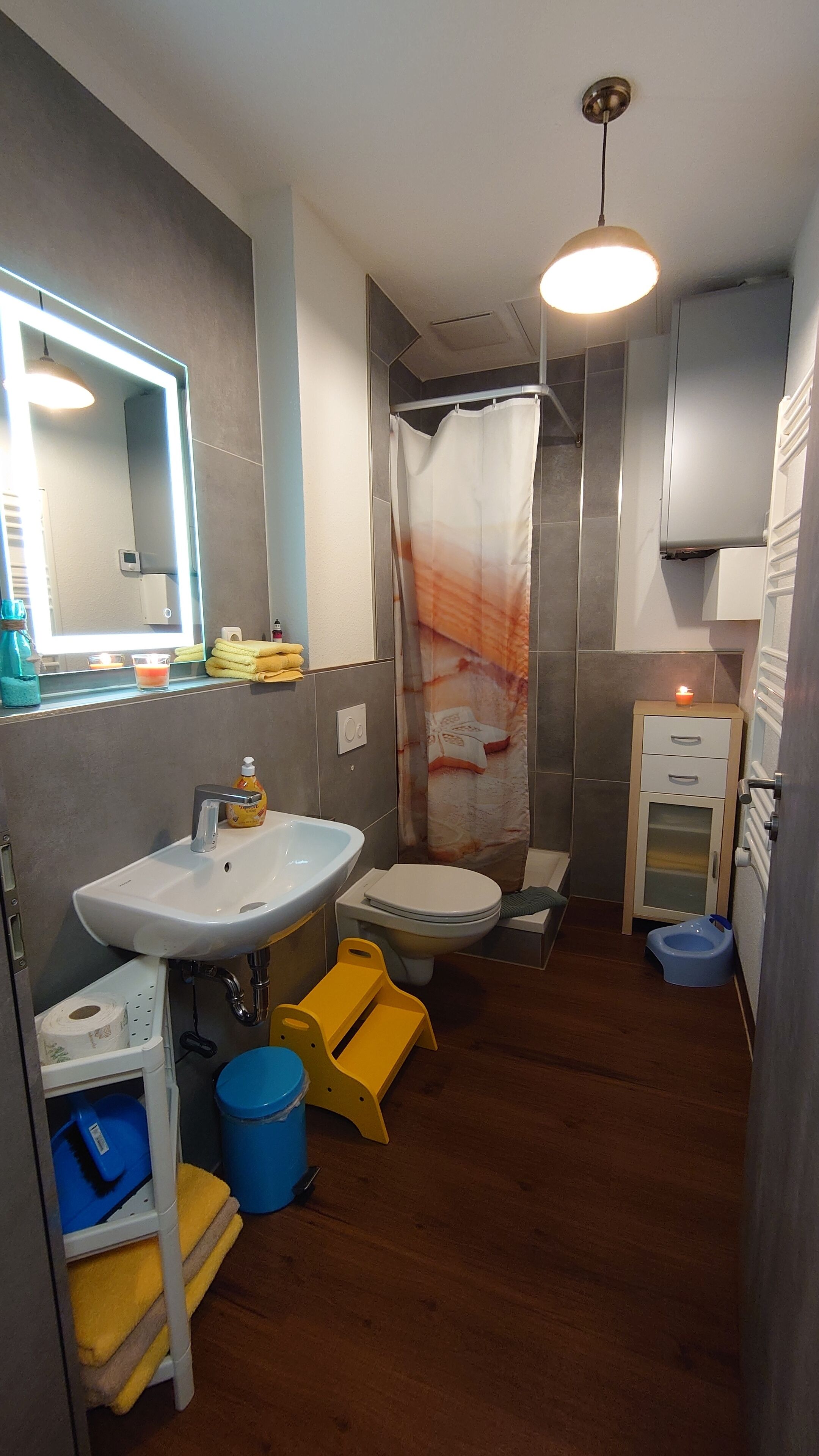 Un baño pequeño con lavamanos, inodoro y ducha.