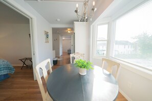 Dining - King Suite w. balcony & view of the Lightner Museum. On-site dedicated parking. (St. Augustine)