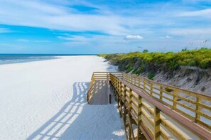 Beach - King Suite w. balcony & view of the Lightner Museum. On-site dedicated parking. (St. Augustine)