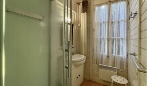 Dusche, Haartrockner, Handtücher, Toilettenpapier