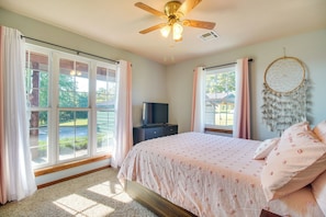 2 bedrooms, iron/ironing board, internet, bed sheets