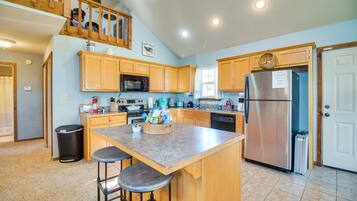 Fridge, microwave, stovetop, dishwasher