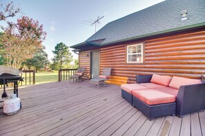 Terrace/patio - Incredible Log Home: 1 Mile From Lake Tenkiller (Vian)