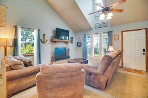 TV, DVD player, books - Incredible Log Home: 1 Mile From Lake Tenkiller (Vian)