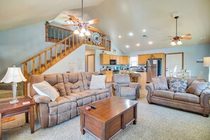 TV, DVD player, books - Incredible Log Home: 1 Mile From Lake Tenkiller (Vian)