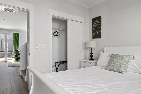 2 bedrooms, desk, iron/ironing board, WiFi