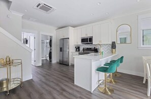 Køleskab, mikrobølgeovn, ovn, kogeplade