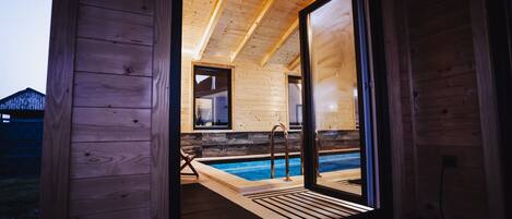 Una piscina techada, una piscina climatizada