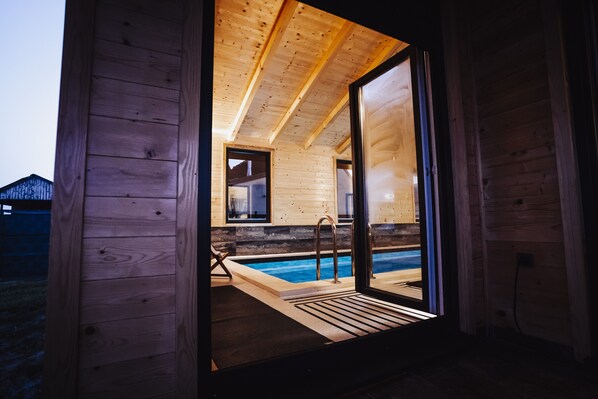 Una piscina cubierta, una piscina climatizada