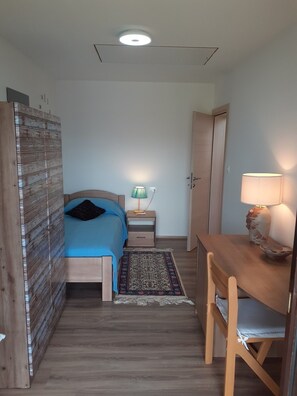 4 bedrooms, iron/ironing board, Internet, bed sheets