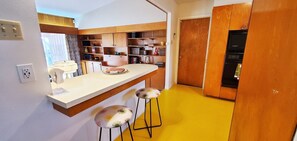 Private kitchen - Step back in time! Grandma's MCM House is Super Cool! (San Antonio)