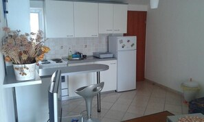 Kühlschrank, Mikrowelle, Ofen, Herdplatte