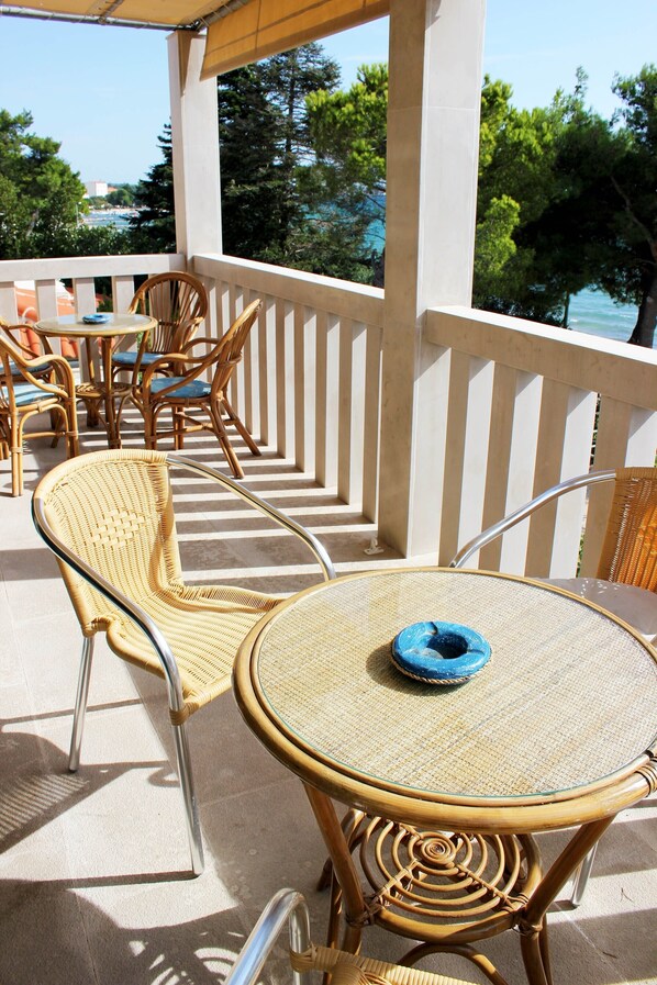 Outdoor dining - Petra i Karlo- Comfort One Bedroom Apartment with balcony and Sea View (Turanj)
