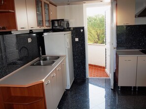 Kjøleskap, mikrobølgeovn, ovn og kokeplater