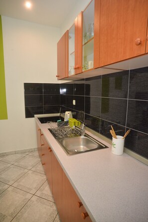 Kjøleskap og kjøkkenutstyr