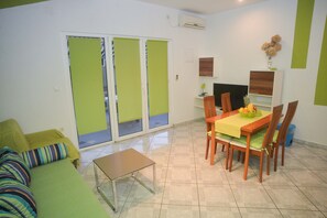 TV, fireplace - Barić - Traditional One Bedroom Apartment with Balcony (A2) (Biograd na Moru)