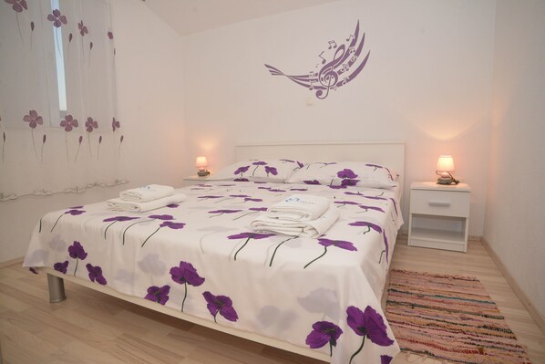 1 غرفة نوم وخدمة الإنترنت وملاءات أسرّة