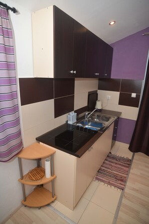 Fridge, cookware/dishes/utensils