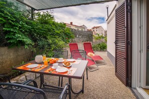 Outdoor dining - Apartment Stašić - One Bedroom Apartment with Garden View (Vrbnik)
