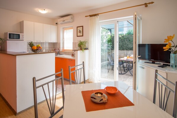 Dining - Apartment Stašić - One Bedroom Apartment with Garden View (Vrbnik)