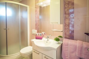 Douche, séchoir à cheveux, serviettes fournies
