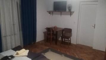 1 Schlafzimmer, Schreibtisch, WLAN, Bettwäsche