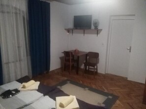 1 Schlafzimmer, Schreibtisch, WLAN, Bettwäsche