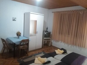 2 bedrooms, internet, bed sheets