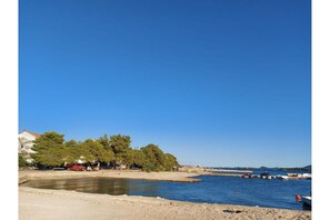 Beach - Apartment Positive Vibes - Comfort Two Bedroom Apartment with Garden View (Turanj)