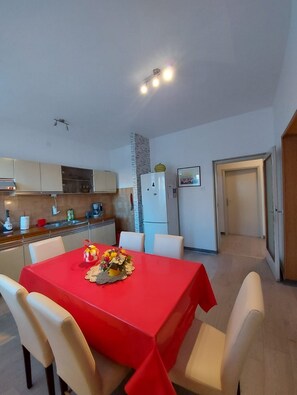 Dining - Apartment Positive Vibes - Comfort Two Bedroom Apartment with Garden View (Turanj)