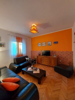 TV - Apartment Positive Vibes - Comfort Two Bedroom Apartment with Garden View (Turanj)