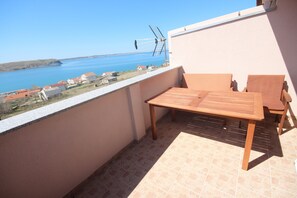 Outdoor dining - Njaco - Traditional One Bedroom Apartment with Balcony and Sea View (Razanac)