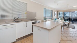Micro-ondes, four, plaque de cuisson, lave-vaisselle