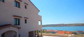 Njaco - Three Bedroom Apartment with Sea View