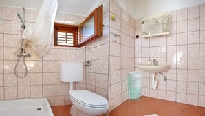 A bathroom with a bathtub, toilet, shower, and sink. - Apartments Suzana - Studio Apartment with Sea View (Bibinje)